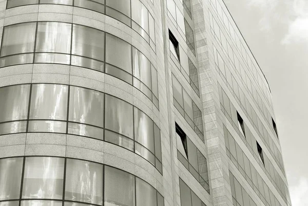 Modern bina. Modern ofis binası ile cam cephe. Siyah ve beyaz.