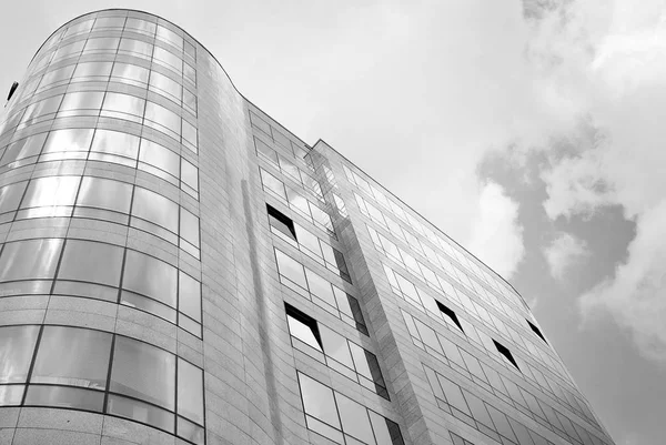 Modern byggnad. Modern kontorsbyggnad med fasad av glas. Svart och vitt. — Stockfoto
