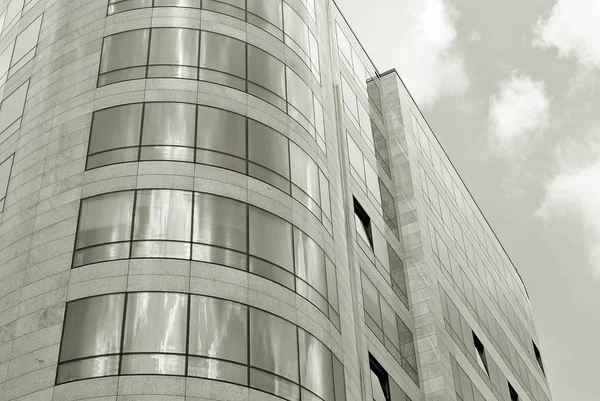 Modern bina. Modern ofis binası ile cam cephe. Siyah ve beyaz.