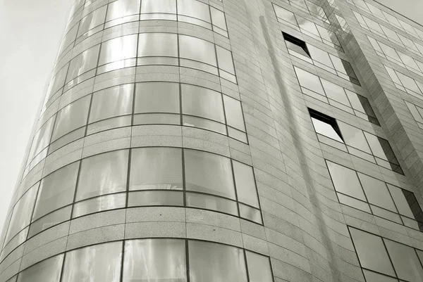 Modern bina. Modern ofis binası ile cam cephe. Siyah ve beyaz.