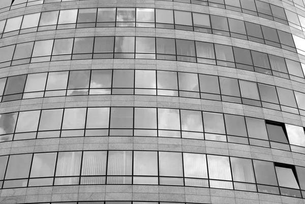 Immeuble de bureaux moderne avec façade en verre. Noir et blanc . — Photo