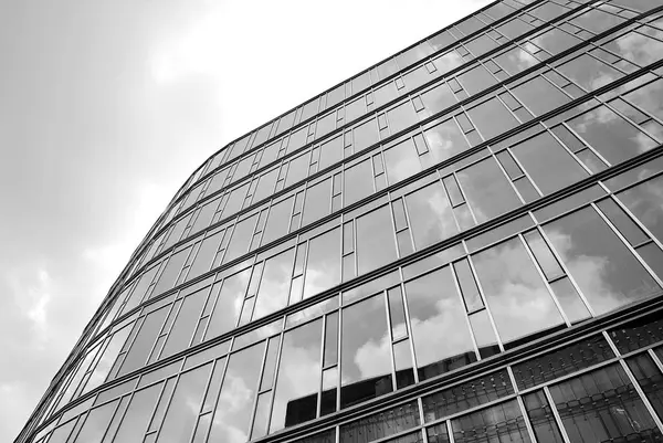 Modern bina. Modern ofis binası ile cam cephe. Siyah ve beyaz.