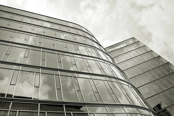 Modern bina. Modern ofis binası ile cam cephe. Siyah ve beyaz.