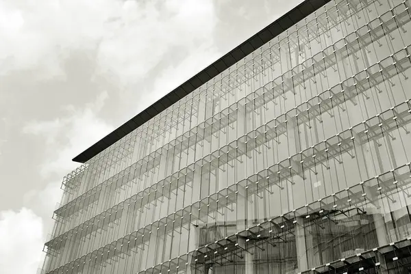 Modern bina. Modern ofis binası ile cam cephe. Siyah ve beyaz.