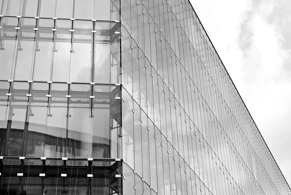 Edificio moderno.Moderno edificio de oficinas con fachada de cristal. Blanco y negro . — Foto de Stock