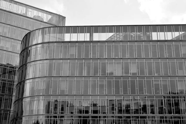 Immeuble de bureaux moderne avec façade en verre. Noir et blanc . — Photo
