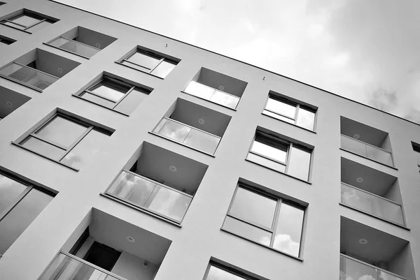 Moderno, edificio de apartamentos de lujo.Blanco y negro . — Foto de Stock