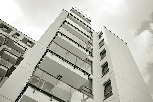 Μοντέρνο, πολυτελές διαμέρισμα Building.Black και λευκό. — Φωτογραφία Αρχείου