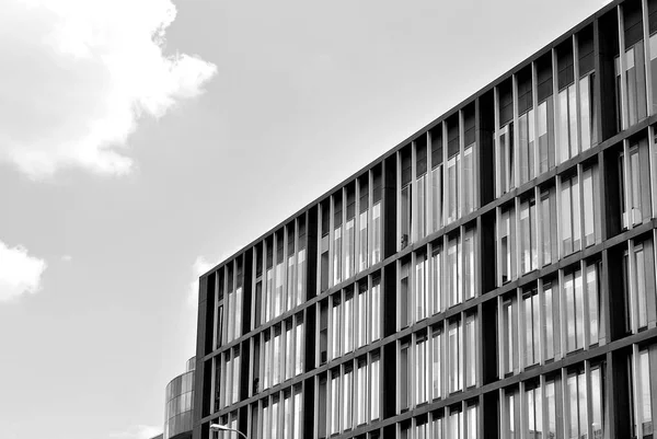 Modern bina. Modern ofis binası ile cam cephe. Siyah ve beyaz.