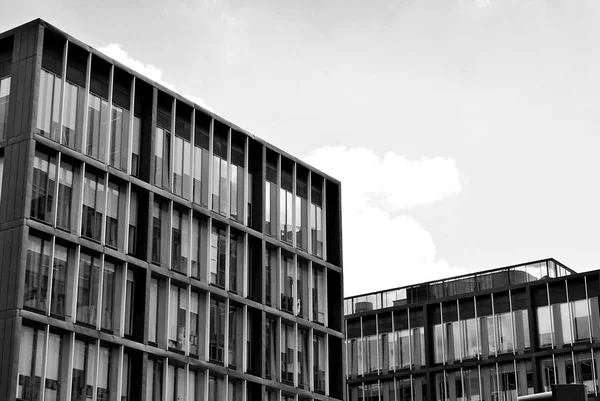 Modern bina. Modern ofis binası ile cam cephe. Siyah ve beyaz.
