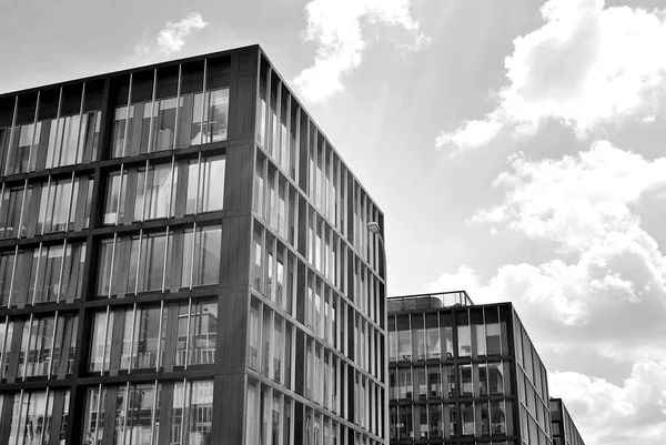 Modern bina. Modern ofis binası ile cam cephe. Siyah ve beyaz.