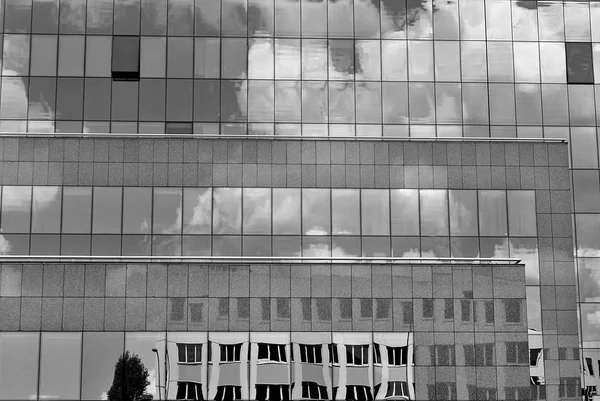 Modern bina. Modern ofis binası ile cam cephe. Siyah ve beyaz. — Stok fotoğraf