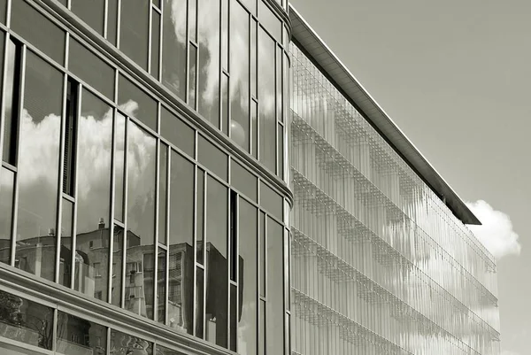 Modern bina. Modern ofis binası ile cam cephe. Siyah ve beyaz.