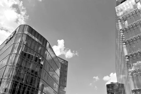 Modern bina. Modern ofis binası ile cam cephe. Siyah ve beyaz.