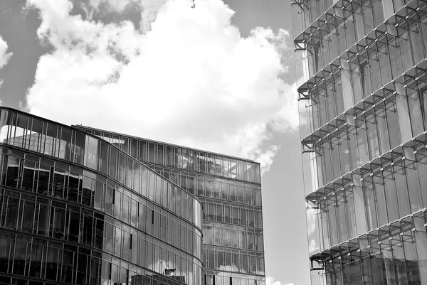 Modern bina. Modern ofis binası ile cam cephe. Siyah ve beyaz.