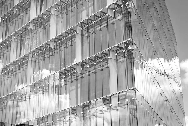 Edificio moderno.Moderno edificio de oficinas con fachada de cristal. Blanco y negro . — Foto de Stock