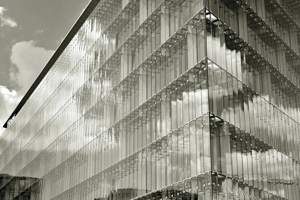 Modernes Gebäude. Modernes Bürogebäude mit Glasfassade. schwarz-weiß. — Stockfoto