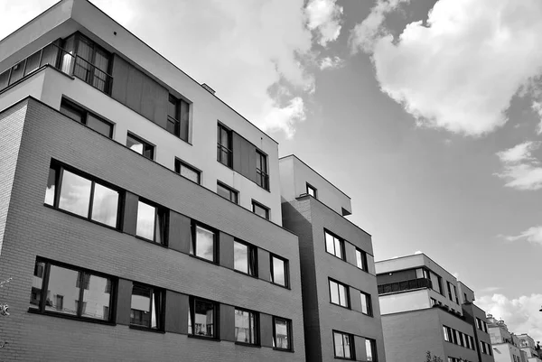 Modernes, luxuriöses Appartementhaus. Schwarz-weiß. — Stockfoto