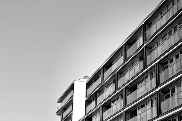 Modernes, luxuriöses Appartementhaus. Schwarz-weiß. — Stockfoto