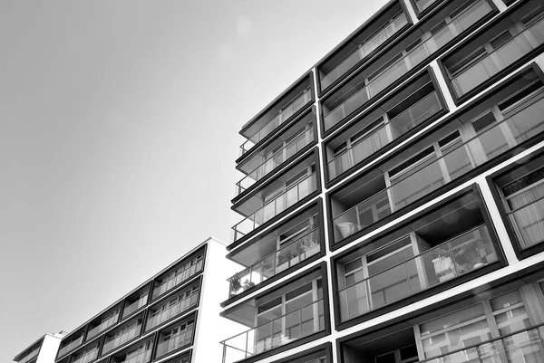 Moderno, edificio de apartamentos de lujo.Blanco y negro . —  Fotos de Stock