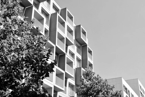 Moderno, edificio de apartamentos de lujo.Blanco y negro . — Foto de Stock