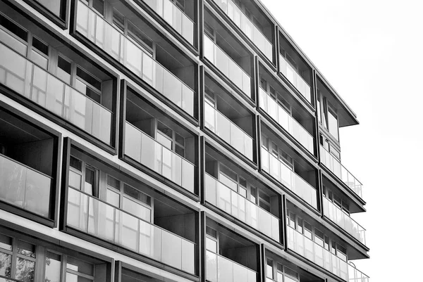 Moderno, edificio de apartamentos de lujo.Blanco y negro . — Foto de Stock