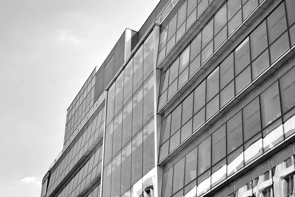 Nowoczesny budynek. Nowoczesny biurowiec z fasadą ze szkła. Czarno-białe. — Zdjęcie stockowe