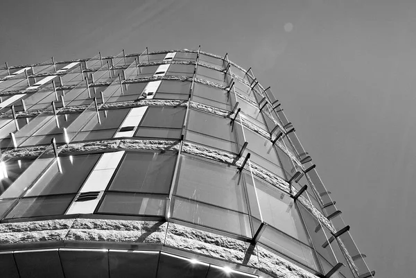 モダンな建物。近代的なオフィスビルのガラスのファサード。黒と白. — ストック写真