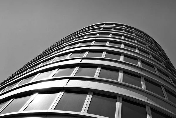 Edifício moderno.Edifício de escritórios moderno com fachada de vidro. Preto e branco . — Fotografia de Stock