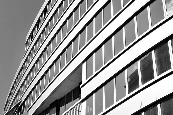 Современное здание. Современное офисное здание с фасадом из стекла. Черное и белое . — стоковое фото