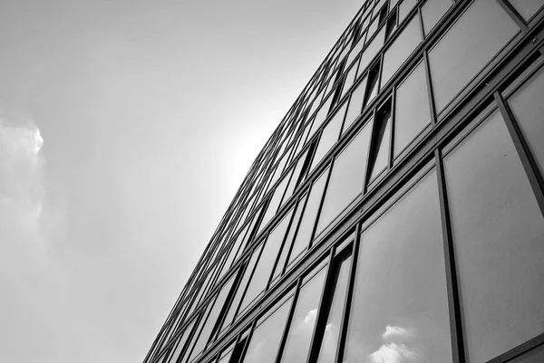 Modern bina. Modern ofis binası ile cam cephe. Siyah ve beyaz.