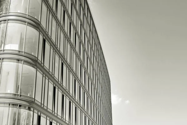 Modern bina. Modern ofis binası ile cam cephe. Siyah ve beyaz.