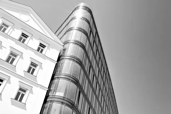 Modernes Gebäude. Modernes Bürogebäude mit Glasfassade. schwarz-weiß. — Stockfoto