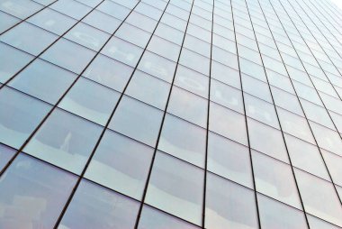 Modern bina. Camdan yapılmış modern ofis binası.