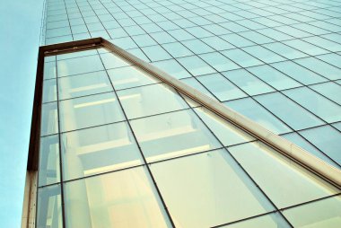 Modern bina. Camdan yapılmış modern ofis binası.