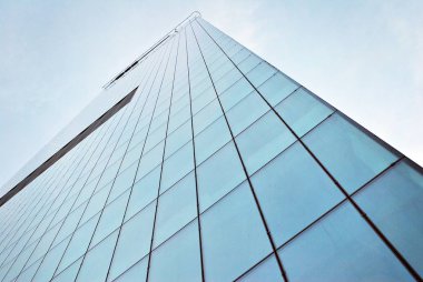 Modern bina. Camdan yapılmış modern ofis binası.