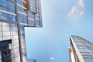 Modern bina. Camdan yapılmış modern ofis binası.