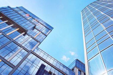 Modern bina. Camdan yapılmış modern ofis binası.