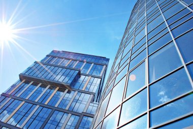 Modern bina. Camdan yapılmış modern ofis binası.