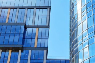 Modern bina. Camdan yapılmış modern ofis binası.