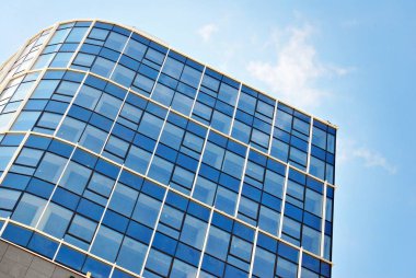 Modern bina. Camdan yapılmış modern ofis binası.