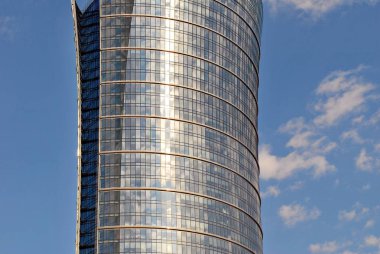 Modern bina. Camdan yapılmış modern ofis binası.