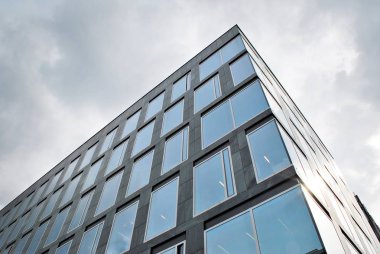 Modern bina. Camdan yapılmış modern ofis binası.