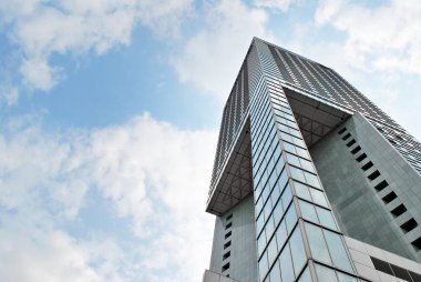 Modern bina. Camdan yapılmış modern ofis binası.