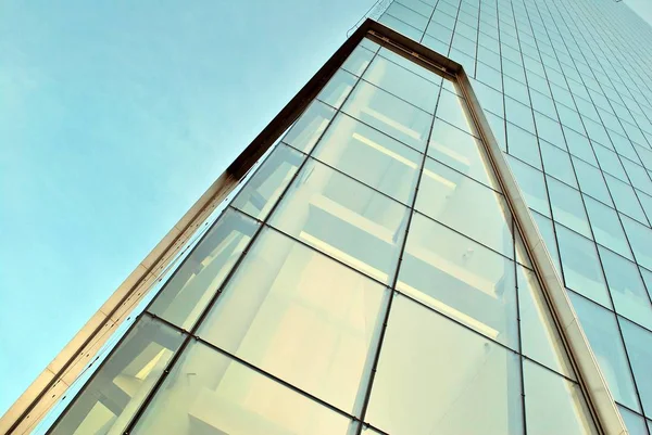 Moderno edificio de oficinas con fachada de vidrio — Foto de Stock