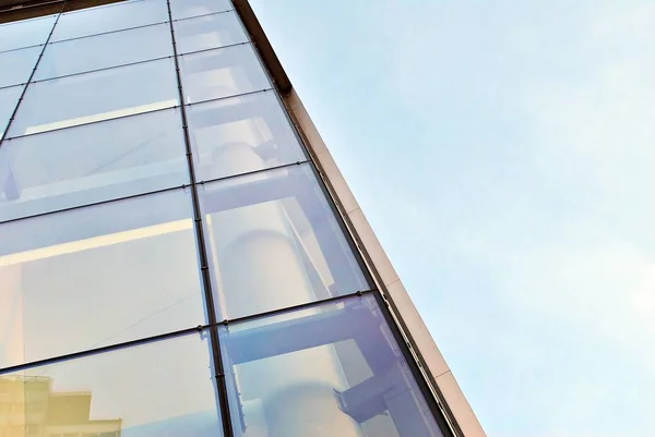 Moderno edificio de oficinas con fachada de vidrio —  Fotos de Stock