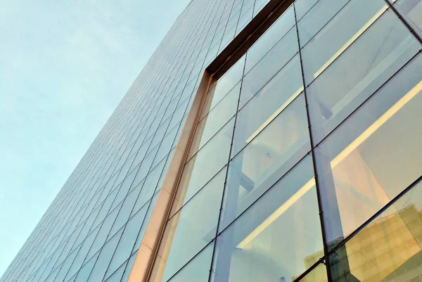 现代建筑。带有玻璃立面的现代办公大楼 — 图库照片