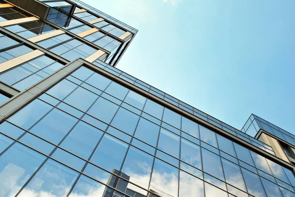 Modernes Gebäude. Modernes Bürogebäude mit Glasfassade — Stockfoto