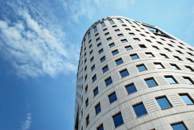 Modern bina. Camdan yapılmış modern ofis binası.