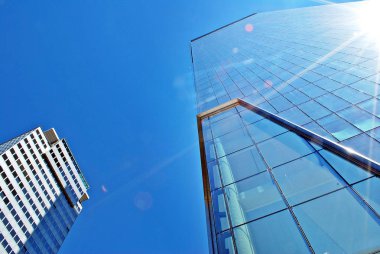 Modern bina. Camdan yapılmış modern ofis binası.